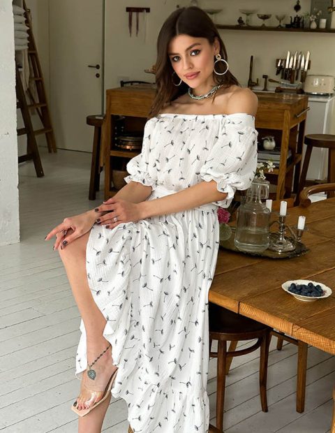 lnyanoe-plate-v-cvetochnyj-prynt-s-otkrytymy-plechamy-1520-626x948